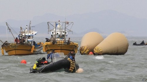 South Korean sunken ferry death toll passes 100  - ảnh 1